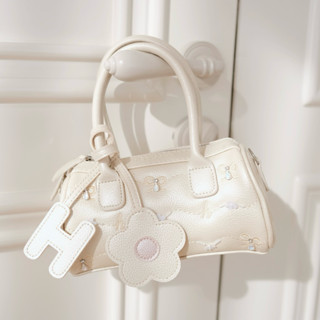  Túi Rosy Bag Hérisson màu kem nhũ da PU chần bông hoạ tiết nơ kèm dây đeo chéo 