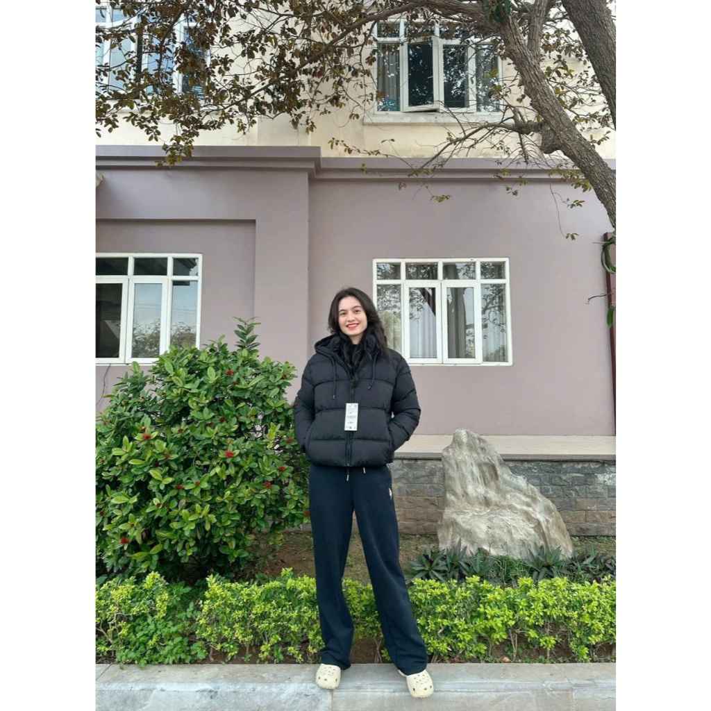 Áo khoác phao ngắn zara màu đen có mũ  (Black Cropped Hooded Puffer Jacket)