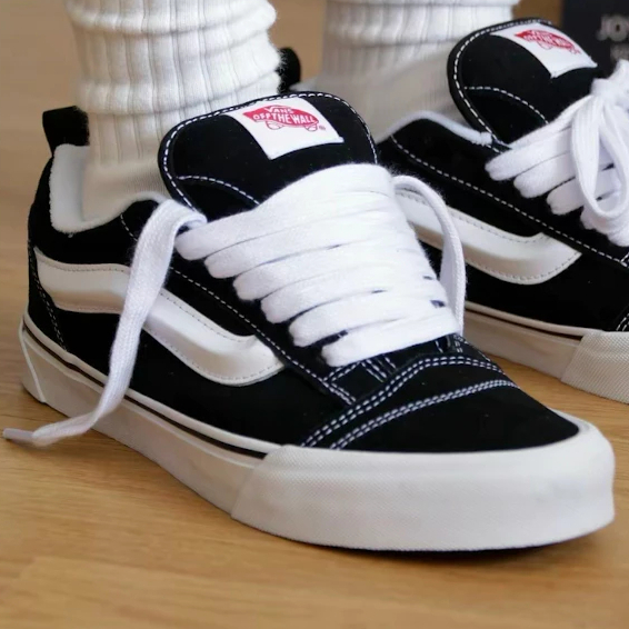 Giày sneaker cổ thấp đen trắng kiểu skate unisex, chất liệu da lộn phối vải, đế cao su bền, phong cách trẻ trung