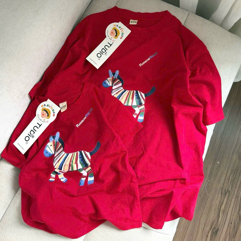 Áo phông đỏ gia đình mặc Tết 2026 hoạ tiết ngựa chất ctton mềm form thoải mái