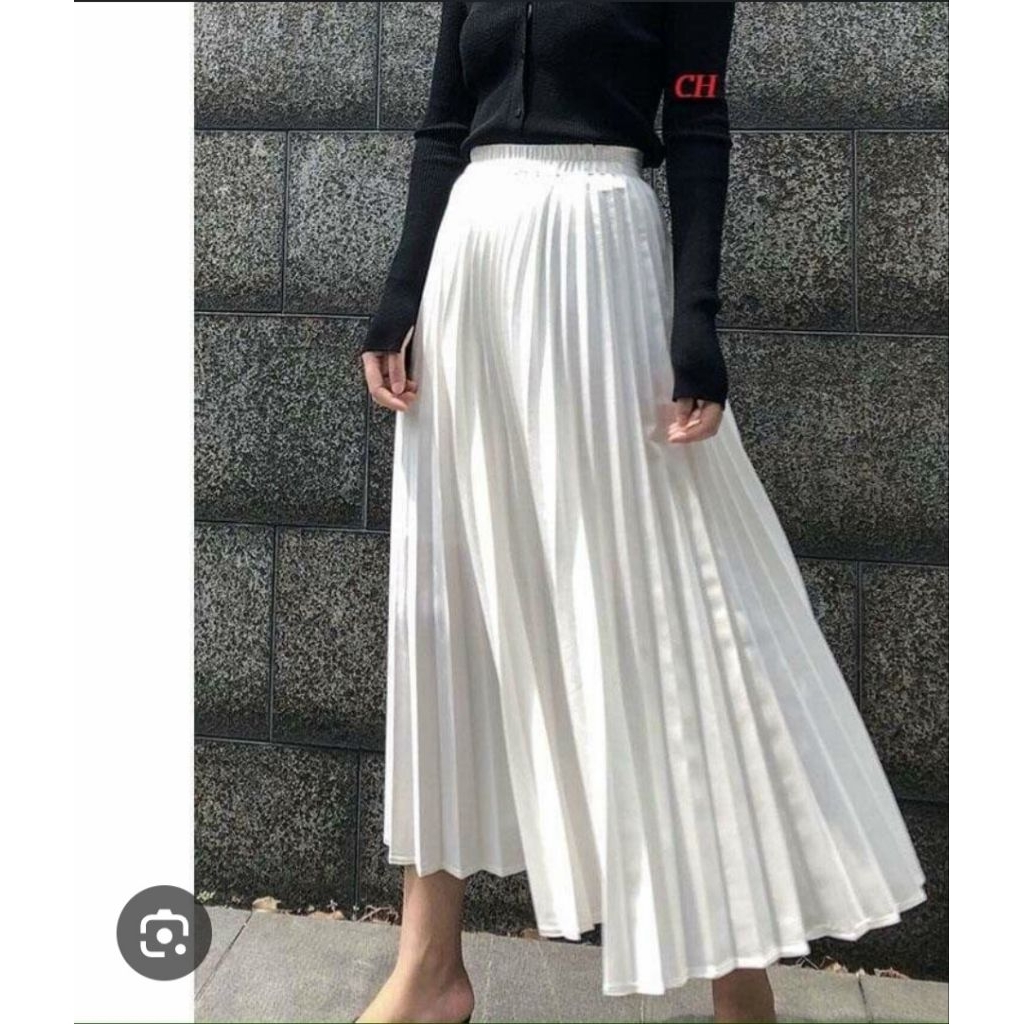 Chân váy trắng xòe dài xếp ly màu trắng