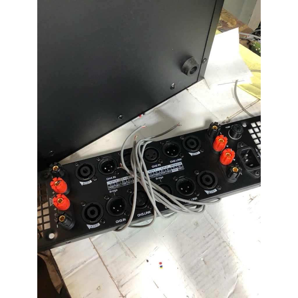 Mặt sau cục đẩy 4 kênh