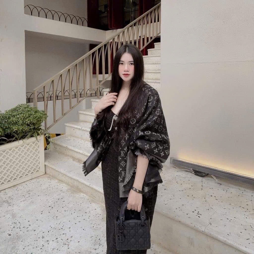 Khăn Choàng Bản Vuông 140cm Nhiều Màu Có Ánh Nhũ Họa Tiết Thời Trang Phong Cách Trẻ Trung - Hàng Có Sẵn B11