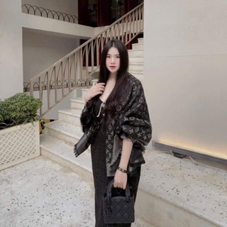 Khăn Choàng Bản Vuông 140cm Nhiều Màu Có Ánh Nhũ Họa Tiết Thời Trang Phong Cách Trẻ Trung - Hàng Có Sẵn B11