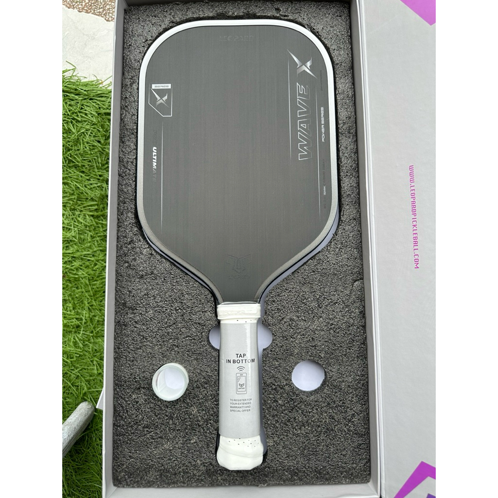 Vợt Leopard wave X tặng full quấn cán dán viền, áo thi đấu- tất yonex