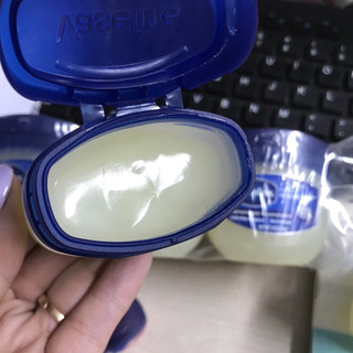 SÁP NẺ DƯỠNG VASELINE ĐA NĂNG 49g