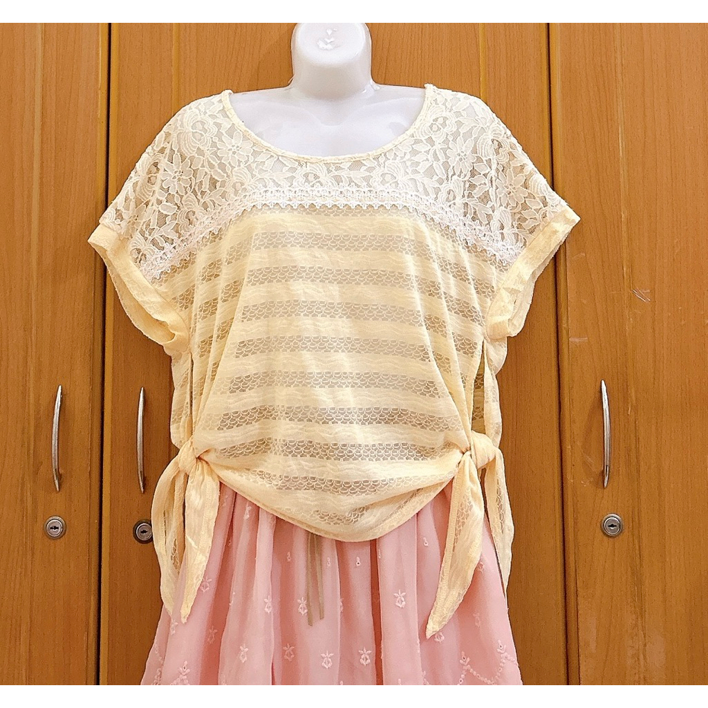 Áo 2hand Nhật hiệu Axes Femme ren vàng 1 lớp freesize (TẶNG ÁO DÂY TRONG)