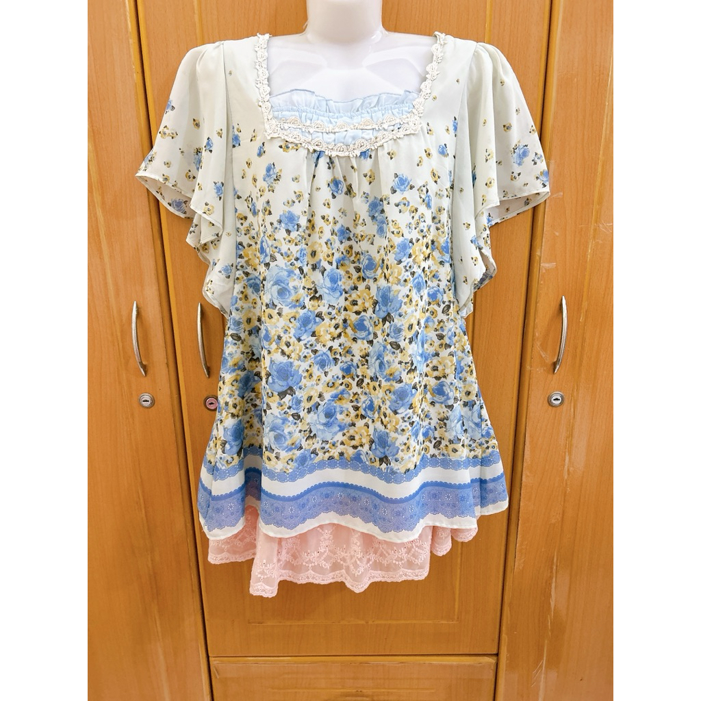 Áo 2hand Nhật hiệu Axes Femme hoa hồng xanh ren tay cánh tiên