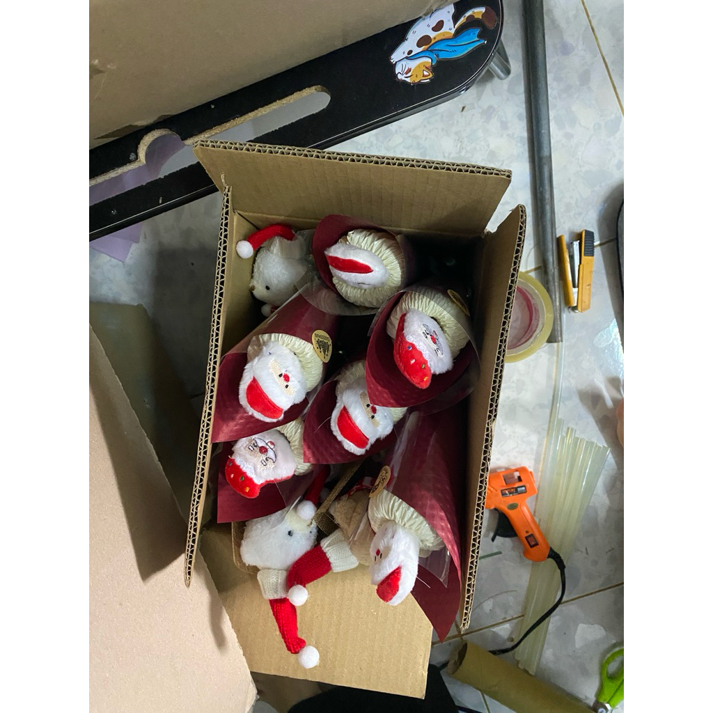 (túi + thiệp )Bông hoa gấu noel dễ thương 1 bông, gói giấy kraft và bóng kính đính nơ , quà tặng ý n