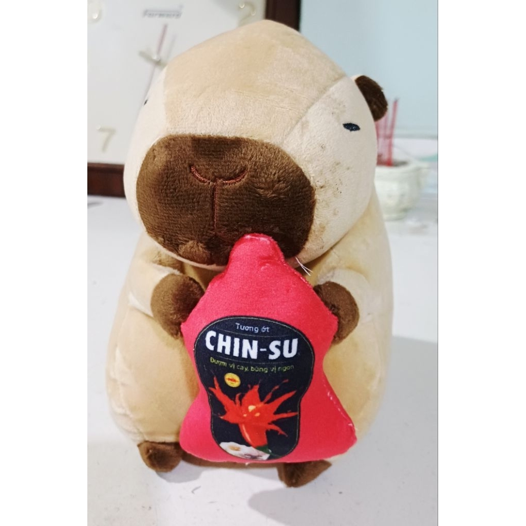 Gấu bông Capybara ôm chai Chinsu 21,5cm ( Quà tặng Chinsu)