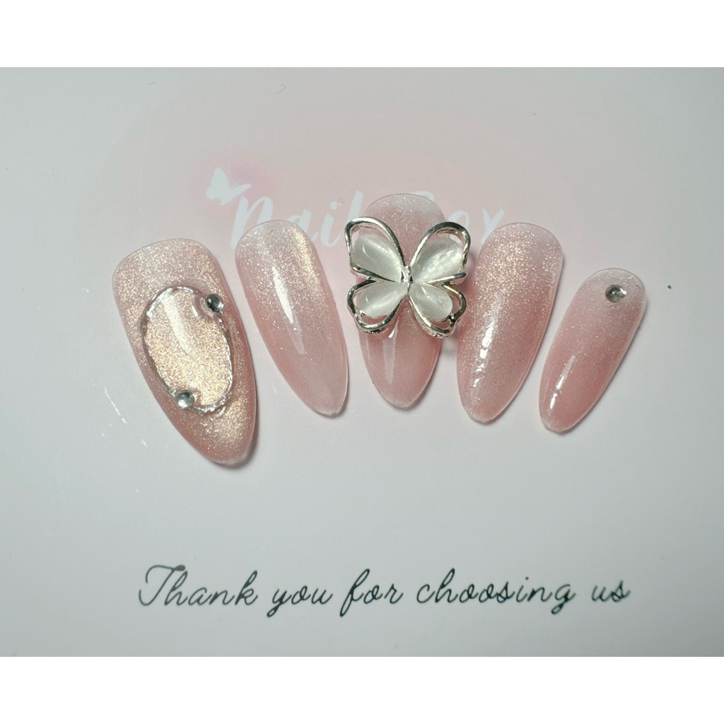 Nailbox mắt mèo hồng ánh vàng MV04 charm bướm, đá siêu sáng. Móng giả thiết kế chụp kỷ yếu