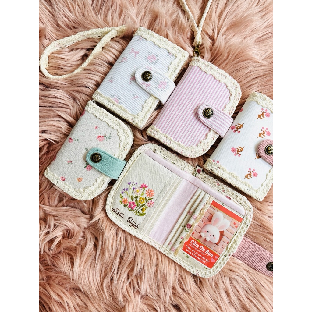 🌸Ví đeo tay mẫu có ngăn để ảnh ( Handmade)hoạ tiết hoa nhí phối màu Kute🌸có dây đeo tay 🌸