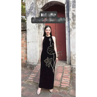 Váy nhung the thêu hoa ngực và choàng nhung