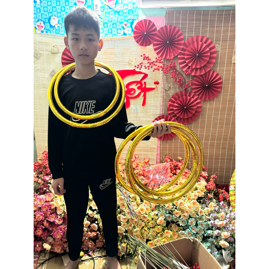 Vòng kiềng giả na tra khổng lồ tặng cưới