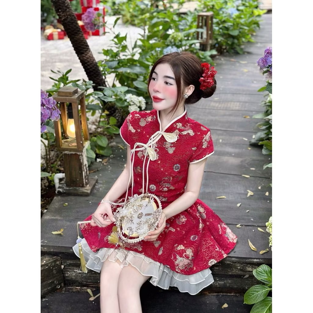 Váy đầm gấm hoa đỏ, váy đầm Tết 2026 cổ tàu tùng xoè phối bèo tầng