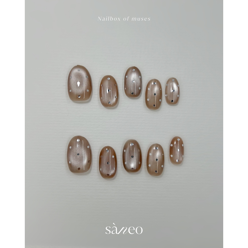 Nailbox chấm bi mắt mèo SÀNEO Nailbox - Móng giả form ngắn màu nâu mocha sang chảnh MM01 | BigBuy360 - bigbuy360.vn