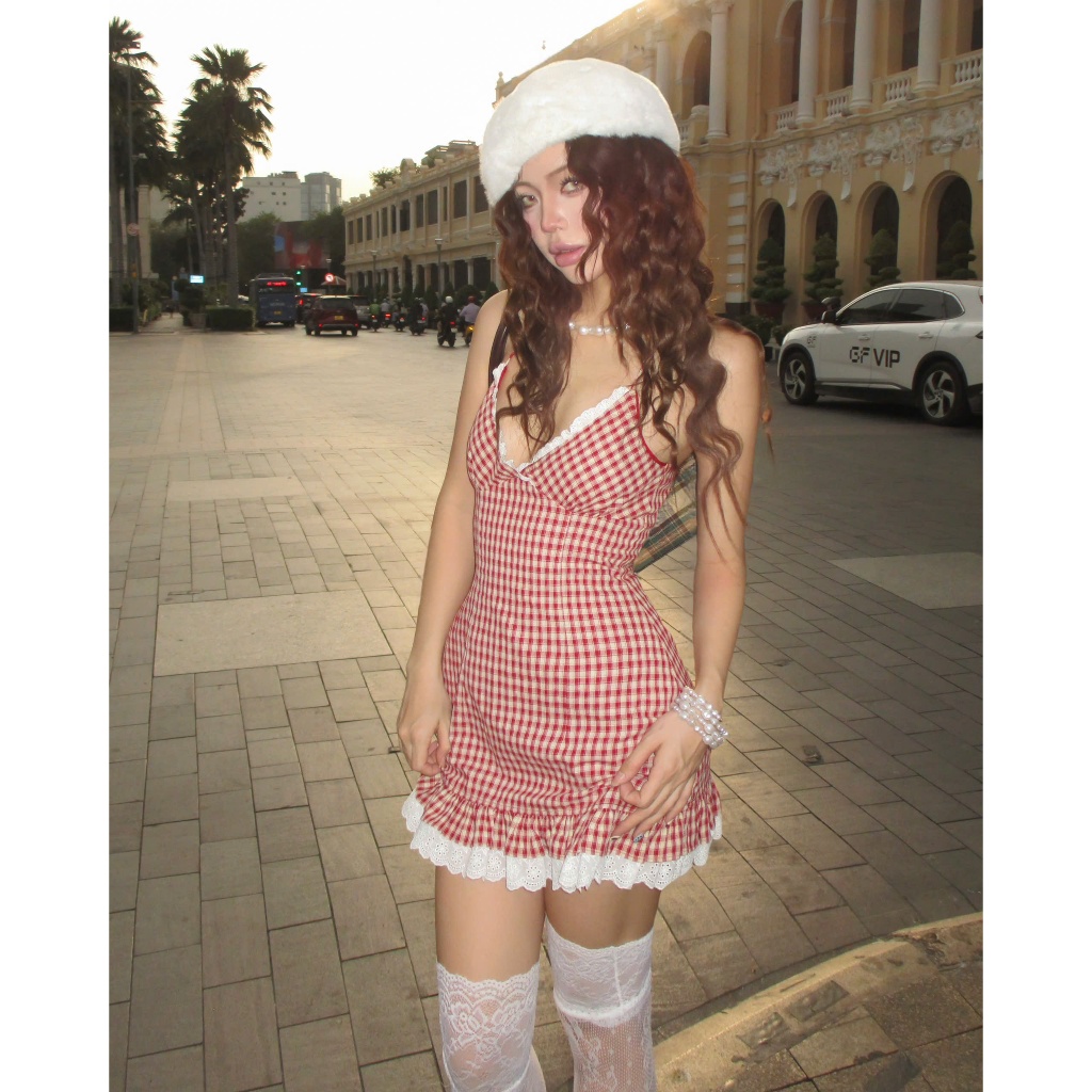 Caro Đỏ Yếm Chữ A Quyến Rũ Tôn Pepper Clothing Đầm Mini Cổ V Phối Ren Dáng Ngắn Sexy - Emma Dress