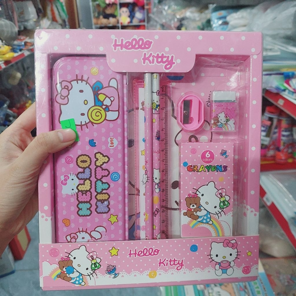 Bộ Hộp bút 7 chi tiết bao gồm 1 hộp bút, 1 hộp sáp màu, 1 thước kẻ, 2 bút chì, 1 gọt chì, 1 tẩy