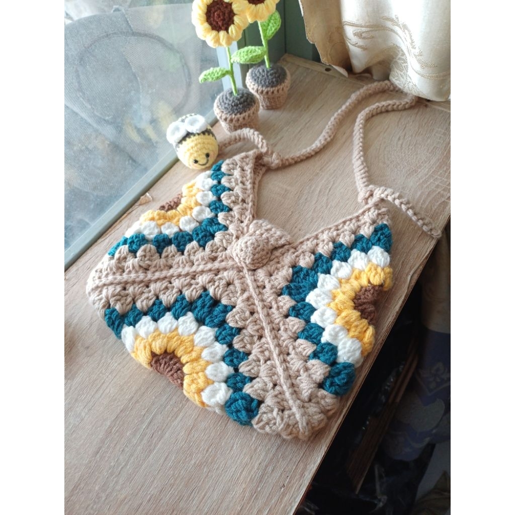 Túi đeo vai 3square hoa hướng dương tặng charm treo bằng len