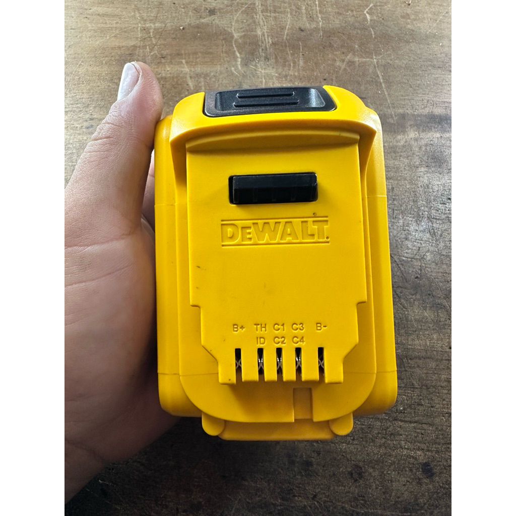 Pin DeWalt 21v 5Ah Sử dụng Cell EvE 25P Chỉ Nhận Sạc Zin