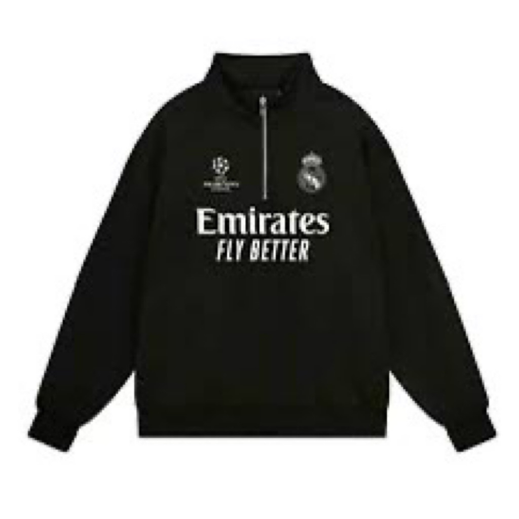 chiếc áo nỉ cổ zip Real Madrid màu đen với logo Emirates FLY BETTER.