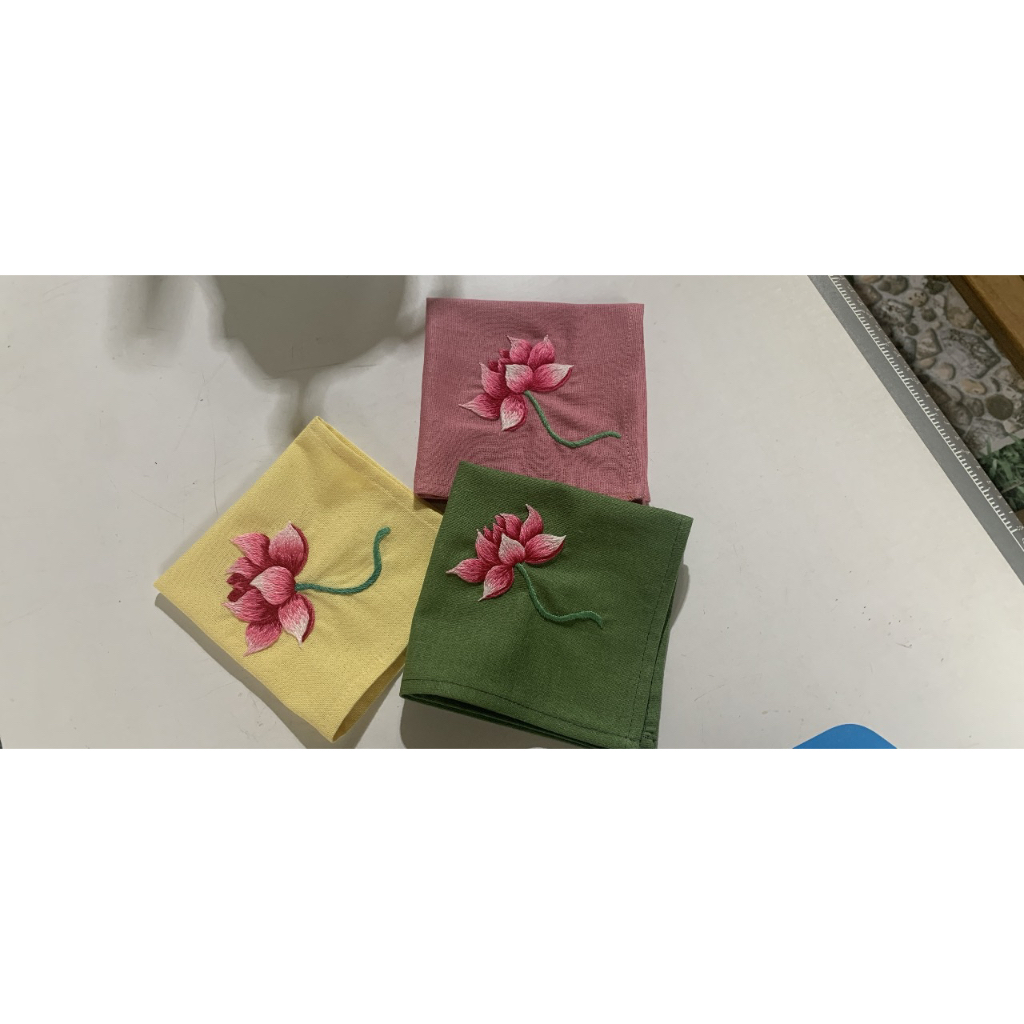 Khăn Tay Thêu Thủ Công Handmade Hoa Sen Cổ Điển Làm Quà Tặng 25x25cm - Hana Chỉ Mây