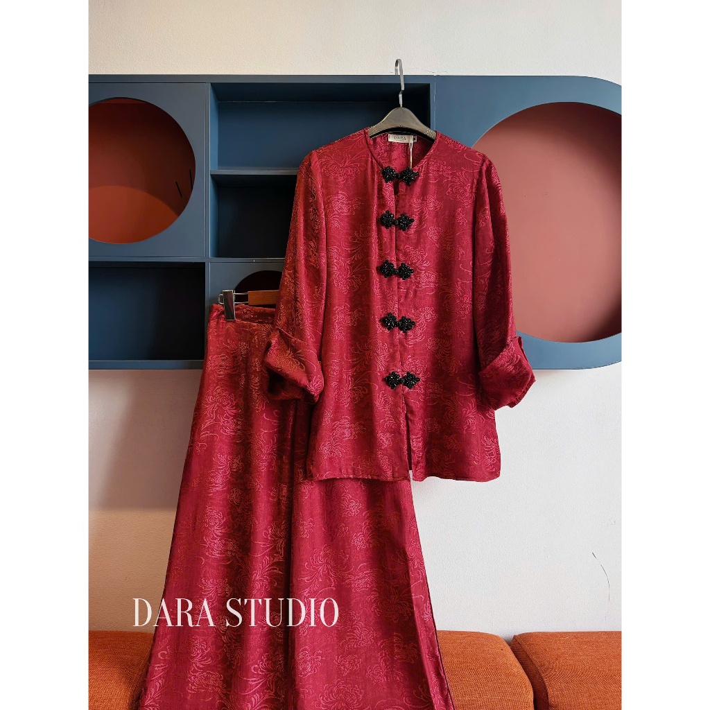 DARA STUDIO Set Pháp Phục Chiết Giang Màu Đỏ Đô 5 Khuy Đốc Tây Chất Liệu Mềm Mại Thiết Kế Truyền Thô
