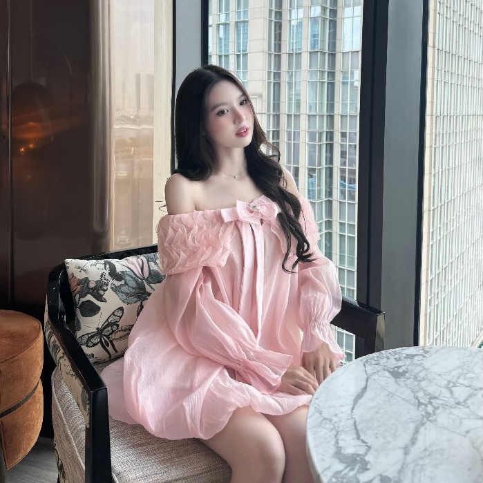 Đầm Váy Nữ Trễ Vai Babydoll Minaa Dress Phối Nơ Hồng, Tay Phồng Tơ – Thiết Kế GUVIE