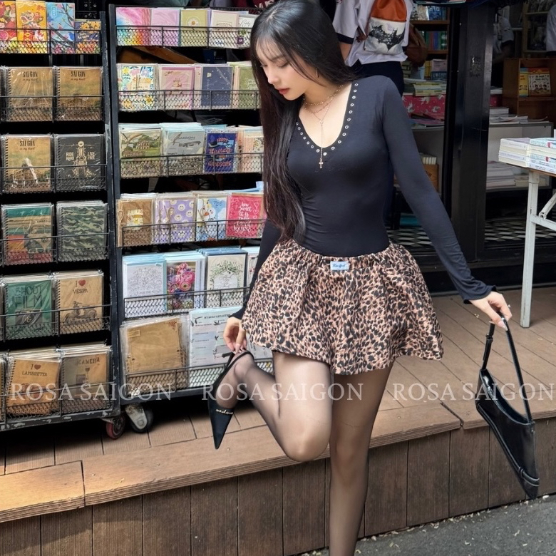 [ HÀNG MỚI VỀ ] Set Áo Thun Lụa Cổ Tim Đóng Khoen + Chân Váy Xoè Y2K Hoạ Tiết Beo Rosa