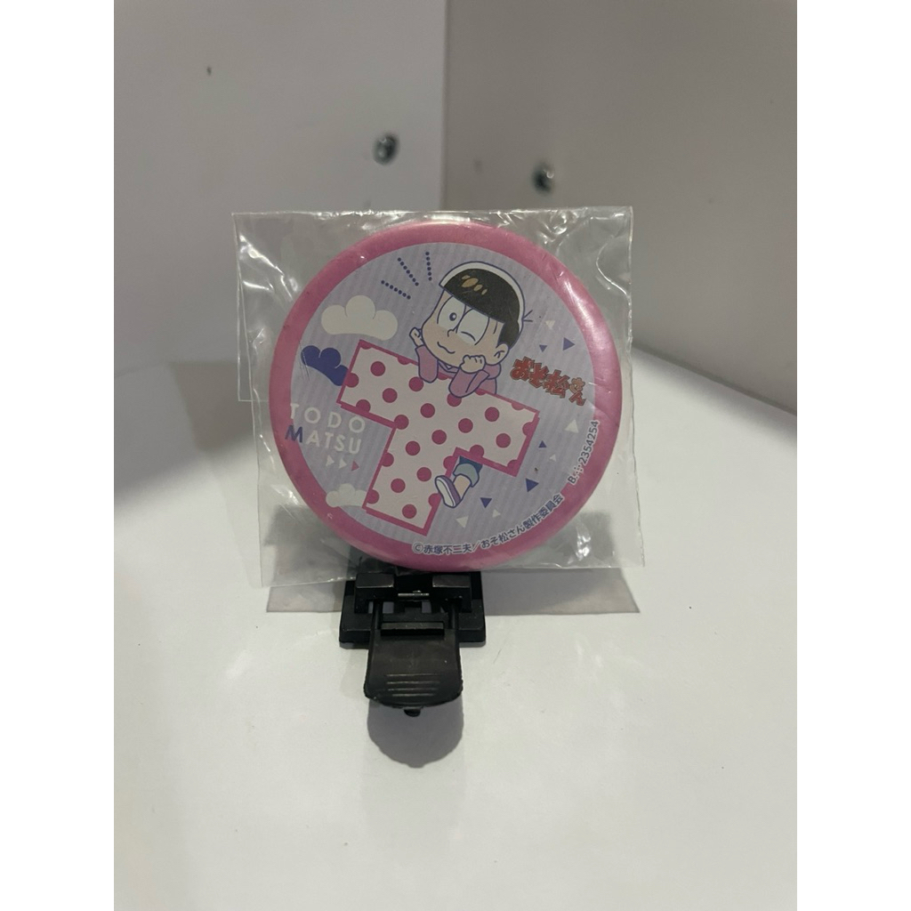 Tiệm đồ cũ - huy hiệu cài áo Todomatsu Matsuno ( Osomatsu- san) chính hãng - ảnh thật