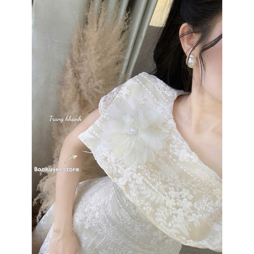 Đầm dự tiệc ren lệch vai kèm tag hoa Emos Dress | BigBuy360 - bigbuy360.vn