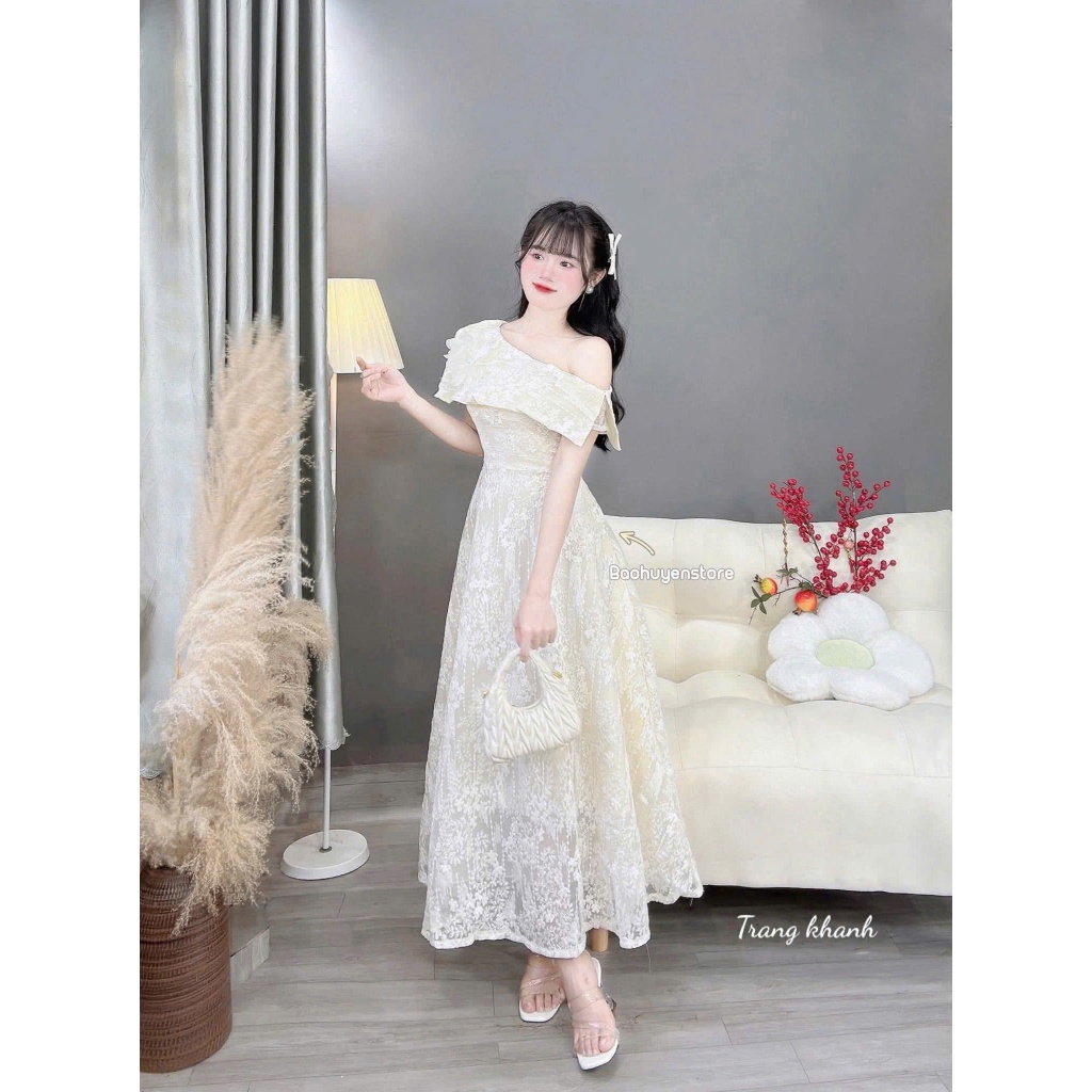 Đầm dự tiệc ren lệch vai kèm tag hoa Emos Dress | BigBuy360 - bigbuy360.vn