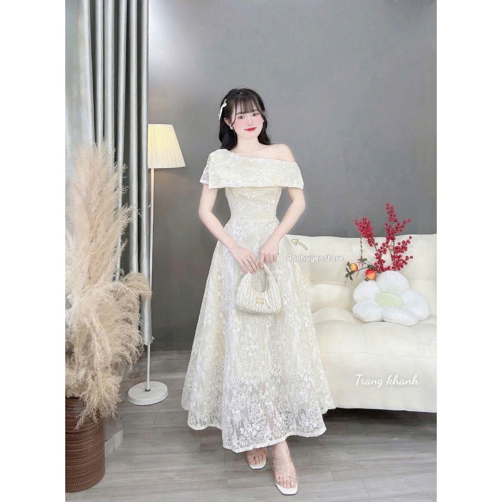 Đầm dự tiệc ren lệch vai kèm tag hoa Emos Dress | BigBuy360 - bigbuy360.vn