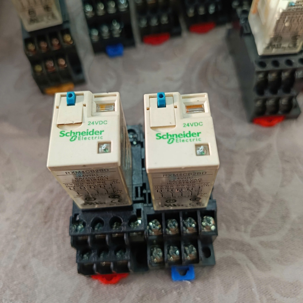 Relay trung gian Schneider RXM4CB2BD 24VDC 5A 14 chân - Kèm đế - Hàng đã qua sử dụng