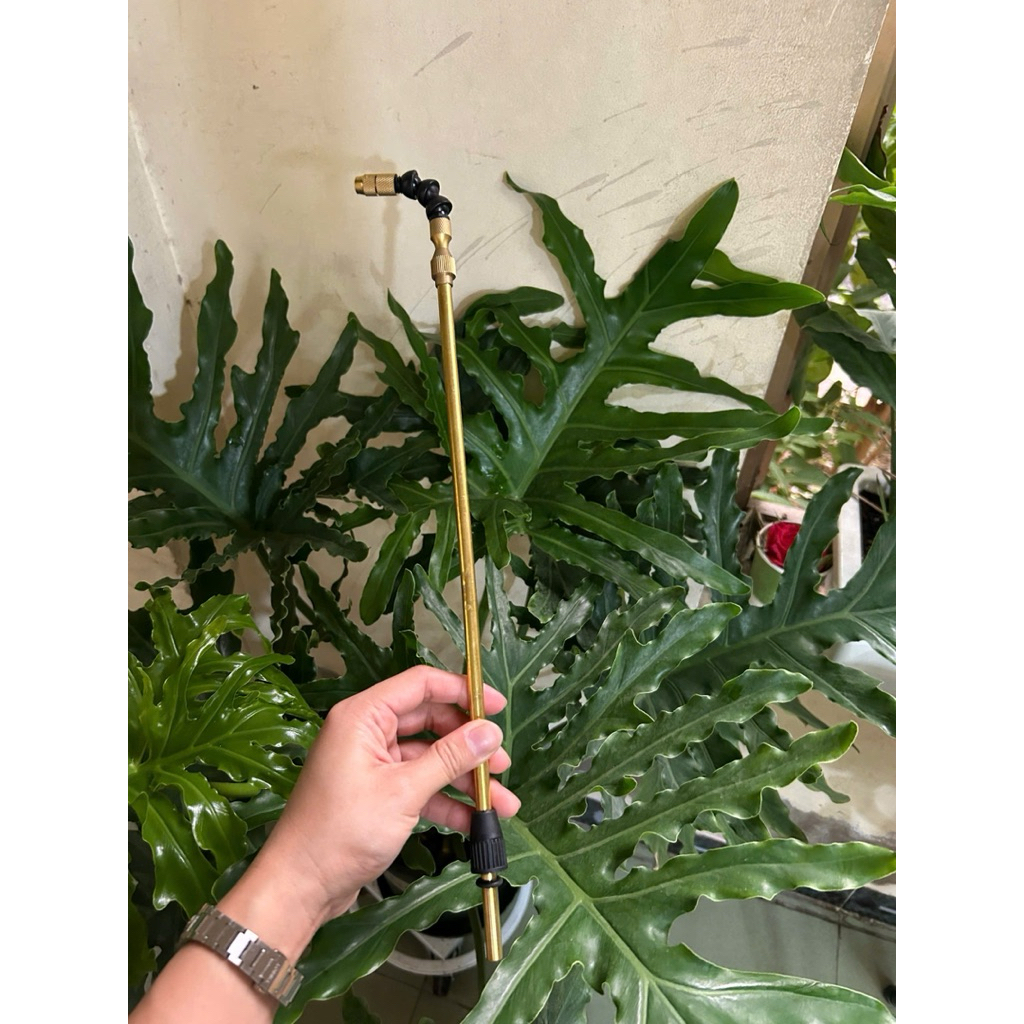 Cần phun bằng đồng kèm đầu gật gù. Dùng cho bình đeo vai 6l và 9l SUVINA