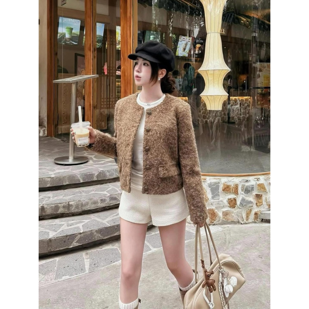 Áo Khoác Dạ Nữ Tweed Bông Xù Dáng Ngắn Cổ Tròn Túi Nắp 3 Màu Nâu,Kem,Đen diện thu đông siêu xinh new 2026 | BigBuy360 - bigbuy360.vn