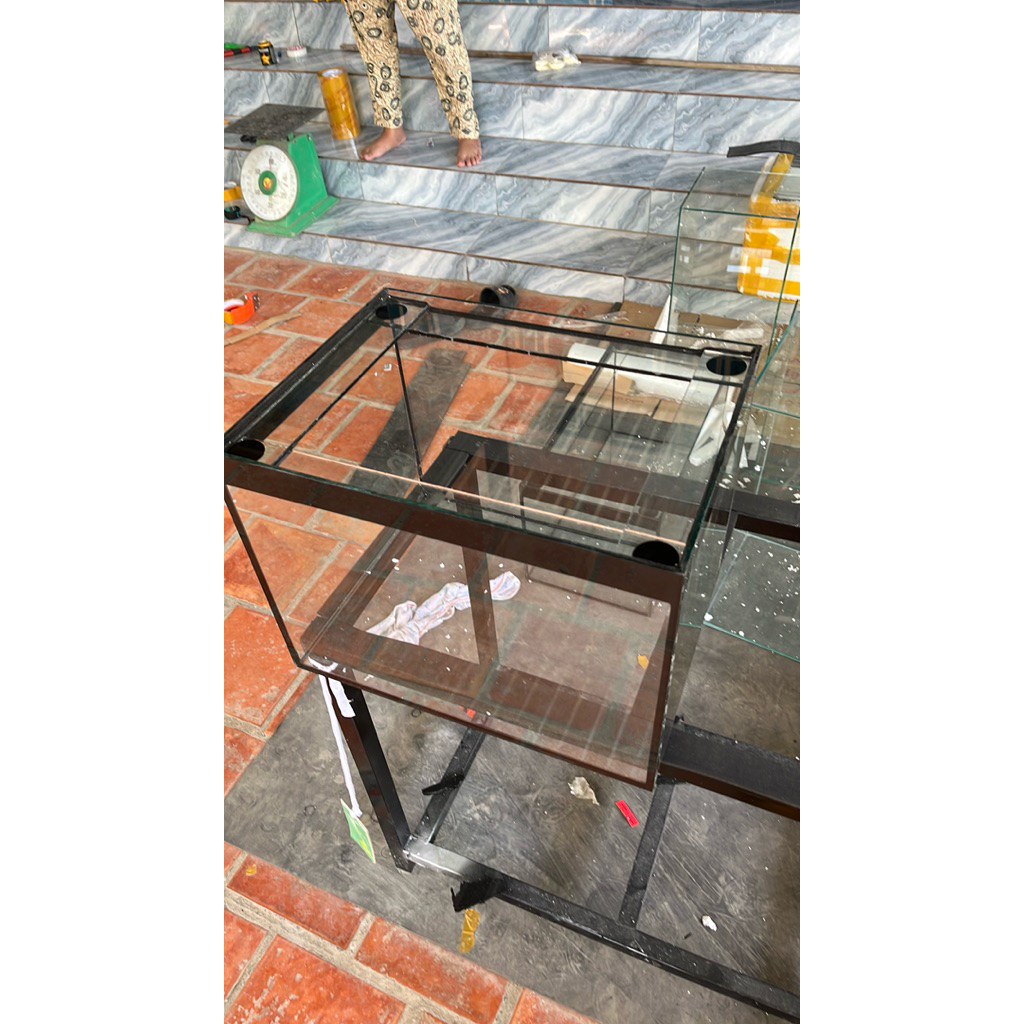 Hồ cá 40*30*30 kính 5li bã keo đen có kiềng viền