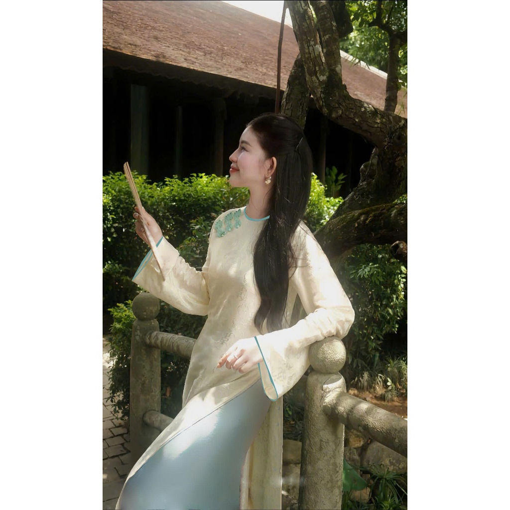 A132 Áo Dài Cổ Tròn Gấm Thọ Dơi Phom Dáng Suông Đính Nút Tàu Nhẹ Nhàng Duyên Dáng Tết 2026 Akara Clo