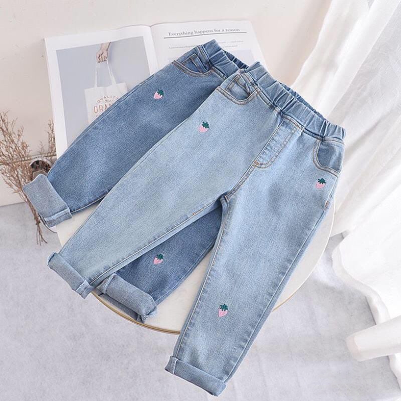 Quần jeans dâu tây cho bé gái BEESHOP D24030