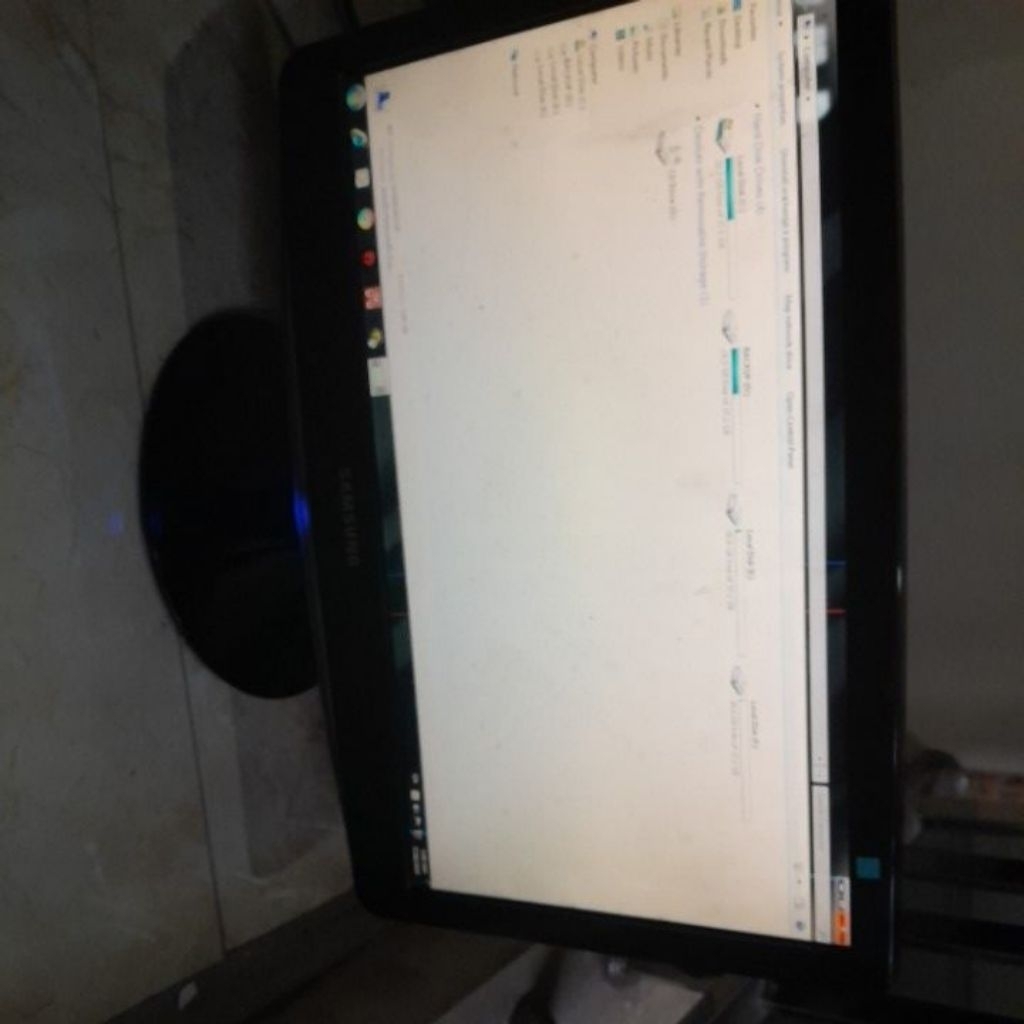 Màn hình máy tính cũ SAMSUNG B1930N bị xọc nhẹ như hình