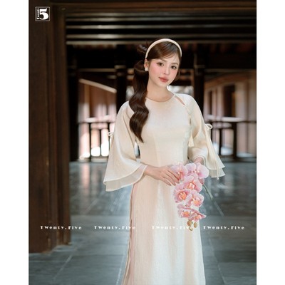 Áo dài tay lỡ Twentyfive 2 lớp, cổ tròn, đính nơ tay, cúc ngọc, kèm khánh ADM05 (không kèm quần)