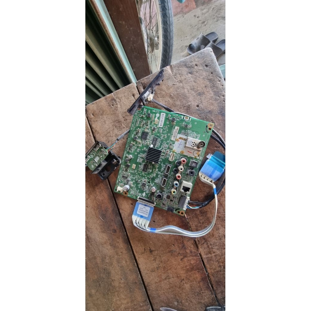 Vĩ bo khiển chính LG 32LH570D máy củ do tivi hư màn bo khiển,bo wifi,mắt nhận remot,phím bấm chạy ok