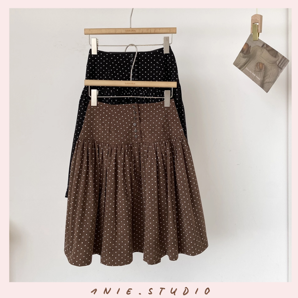 𝟏𝐍𝐈𝐄.𝐒𝐓𝐔𝐃𝐈𝐎 | Chân Váy Midi Nhung Kẻ Chấm Bi Cạp Cao - Phong Cách Hàn Quốc Cổ Điển, Trẻ Trung & Đa Năng Thu Đông | BigBuy360 - bigbuy360.vn
