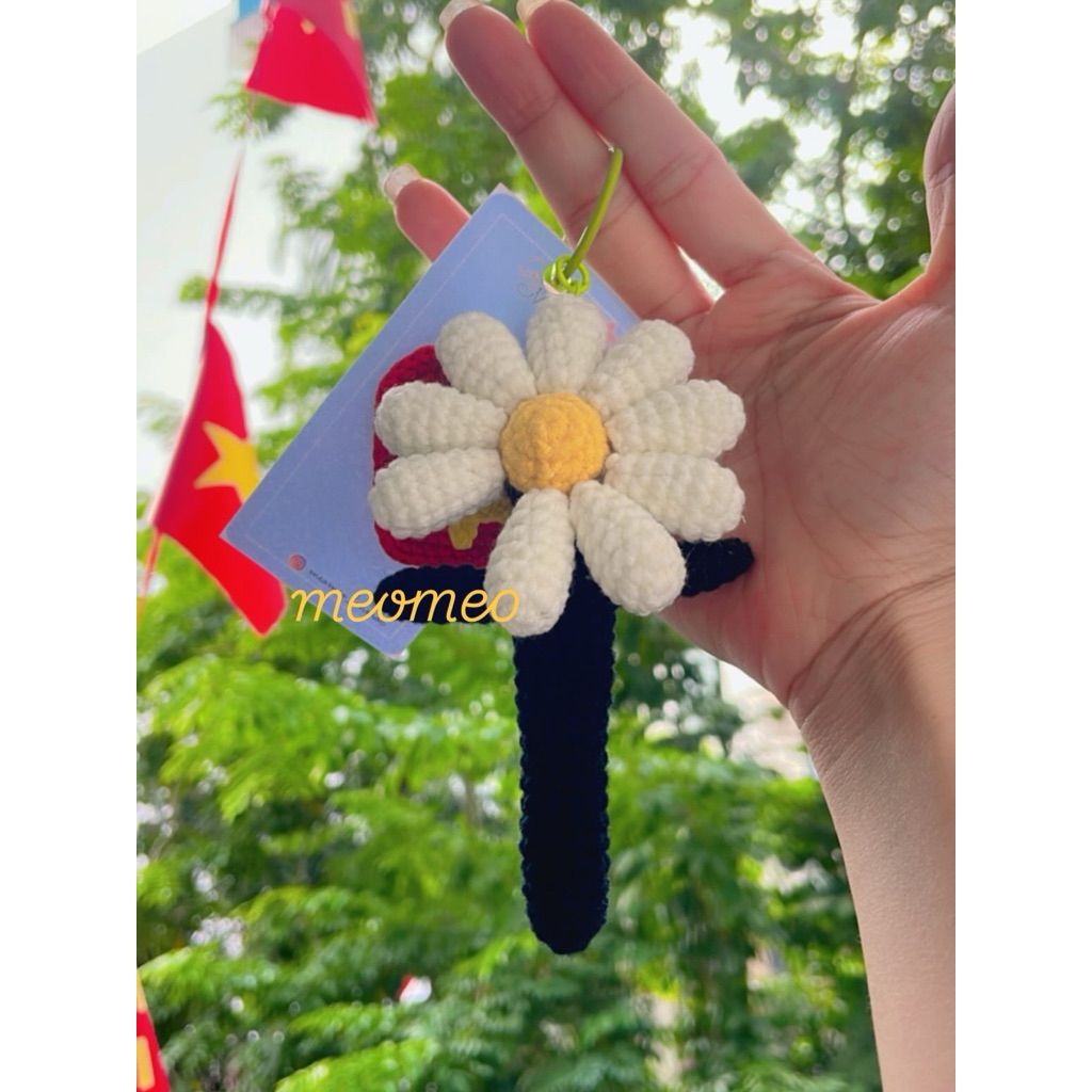 Lightstick móc khoá hoa cúc GDragon bằng len móc