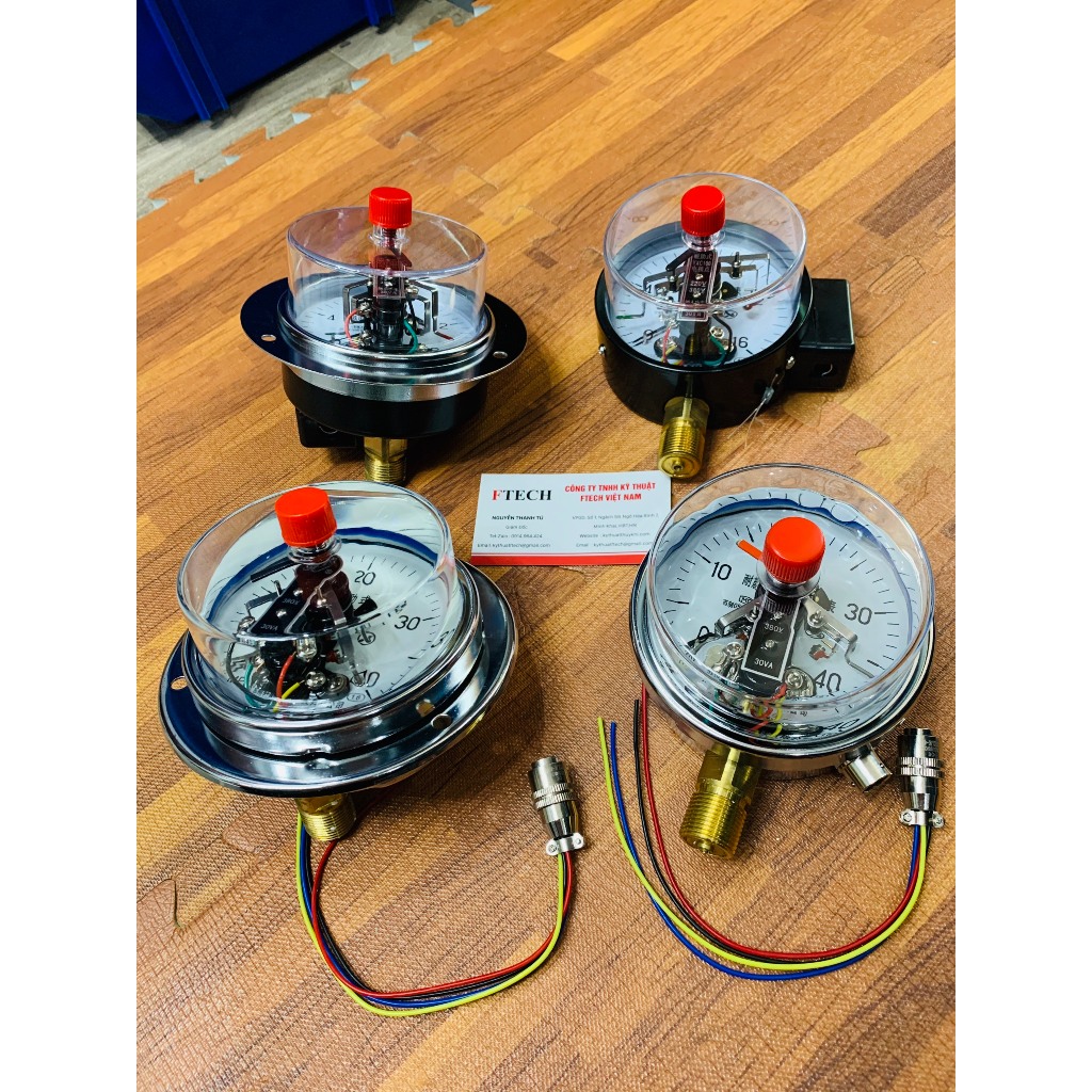 Đồng hồ áp suất 3 kim 3 tiếp điểm YNXC100 dải 0~60Mpa ngâm dầu thủy lực khí nén