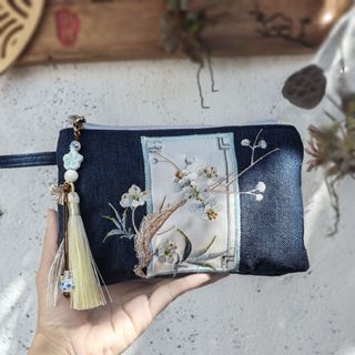[Kèm Charm] Ví Cầm Tay Thêu Hoa Thanh Nhã – Túi Clutch Vải Canvas Có Dây Xách Tay Tiện Lợi