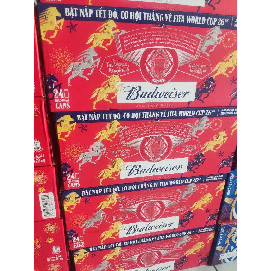 Thùng 24 lon bia Budweiser 330ml mẫu Tết 2026