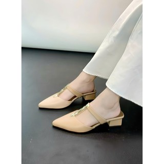Giày sục cao gót vuông 3p bít mũi da mềm dây bảng chéo kết hoa Hồng - BM139