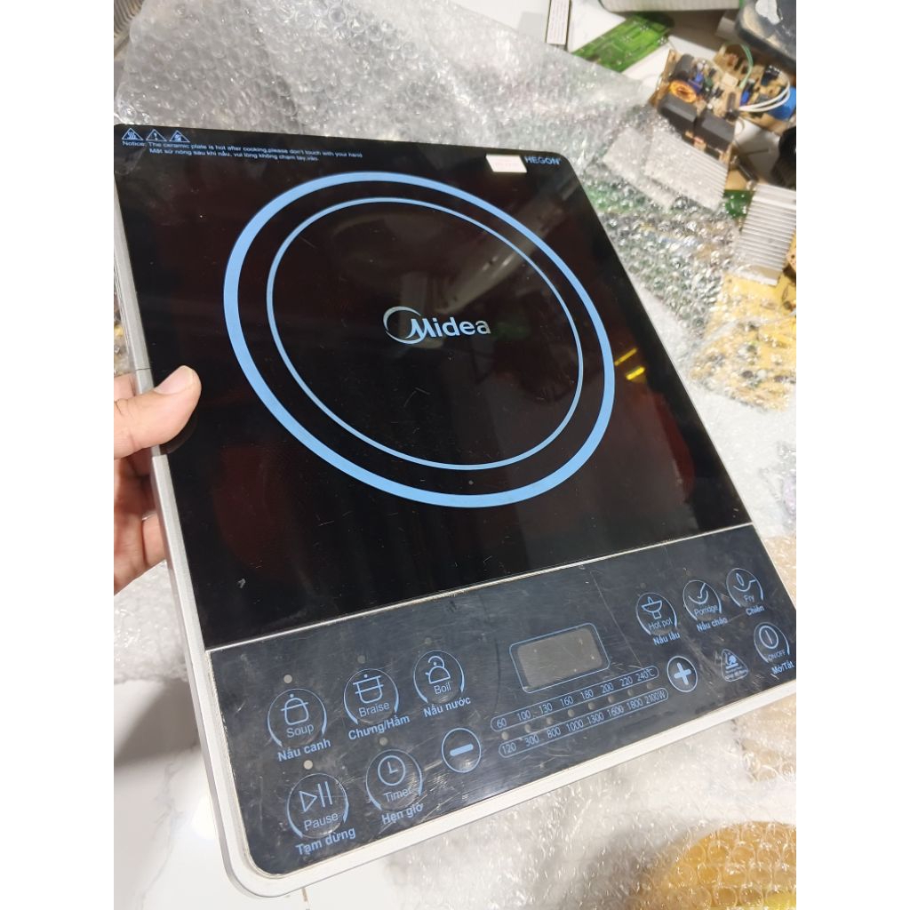 Mặt kính của bếp từ MIDEA B2115DA tháo máy, đẹp (chỉ là mặt kính phía trên, không phải cả cái bếp)