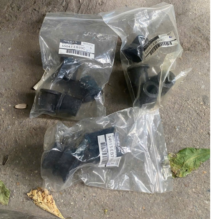 Cao su nhíp sau Nissan Navara chính hãng – Bộ 8 quả – Phụ tùng Navara xịn